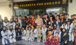 Serahkan Piala Bergilir Jambore Silat Lintau IX Koto Indonesia Cup VII