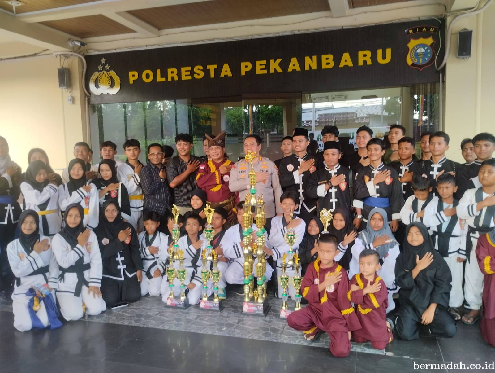 Serahkan Piala Bergilir Jambore Silat Lintau IX Koto Indonesia Cup VII