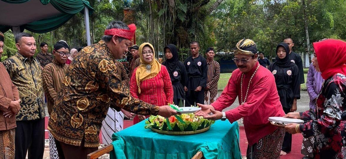 Pemberian Tumpeng dari Utusan Keraton Yogyakarta KRT. Kusumonegoro Ke Ketua PKNS Riau
