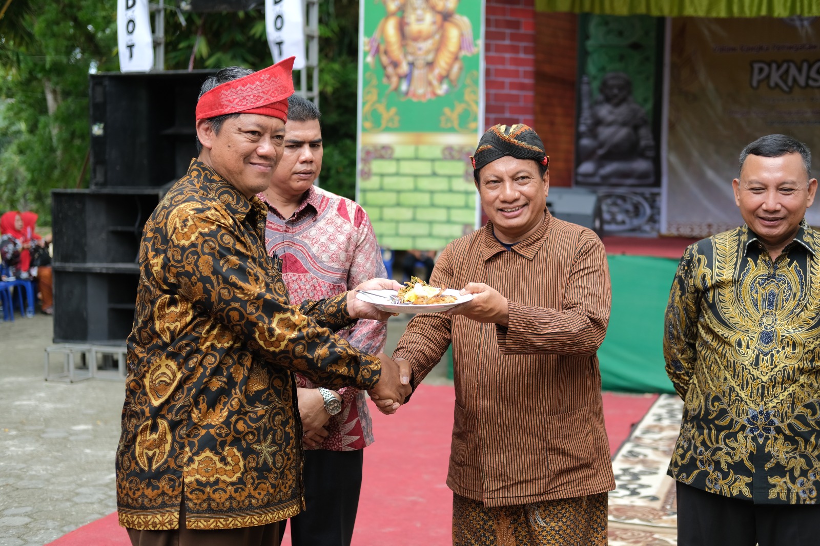 Pemberian Tumpeng dari Utusan Keraton Yogyakarta KRT. Kusumonegoro Ke Ketua PKNS Riau